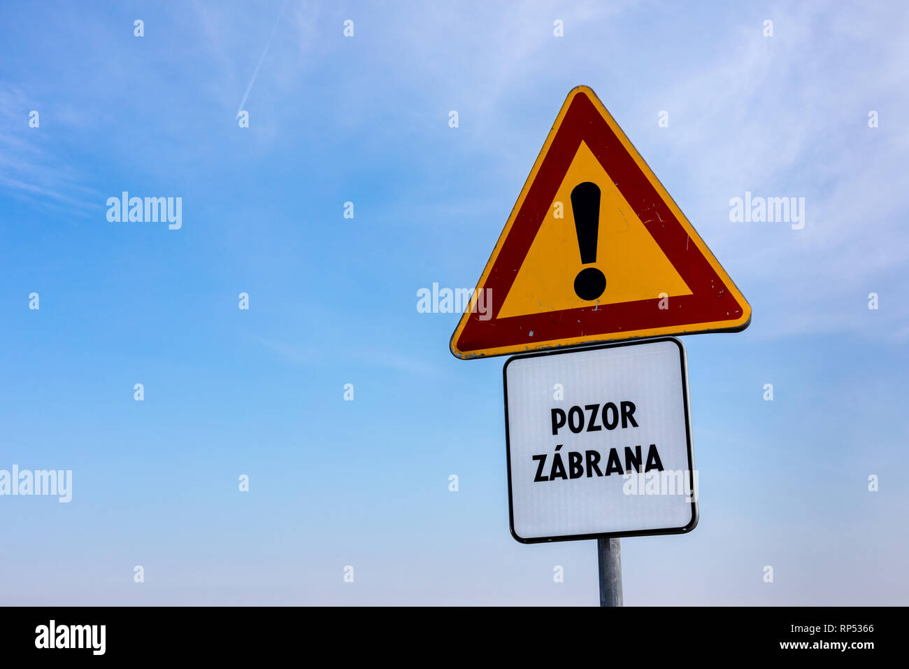 Verkehrsschild auf Himmel Hintergrund. Text (in Slowakisch): Aufmerksamkeit Barriere. Stockfoto