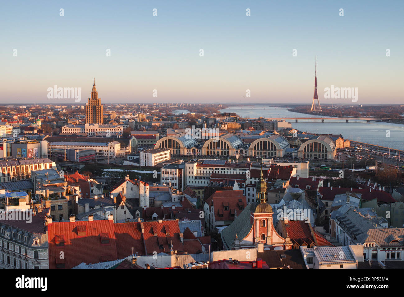Blick auf die Innenstadt und Riga Radio- und TV-Turm auf einem späten Winter am Nachmittag von der Oberseite des St. Peter's Kirche auf - Riga, Lettland Stockfoto