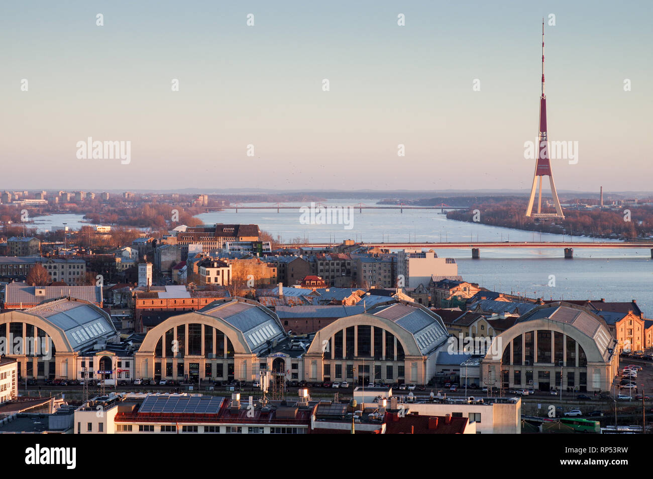 Blick auf die Innenstadt und Riga Radio- und TV-Turm auf einem späten Winter am Nachmittag von der Oberseite des St. Peter's Kirche auf - Riga, Lettland Stockfoto