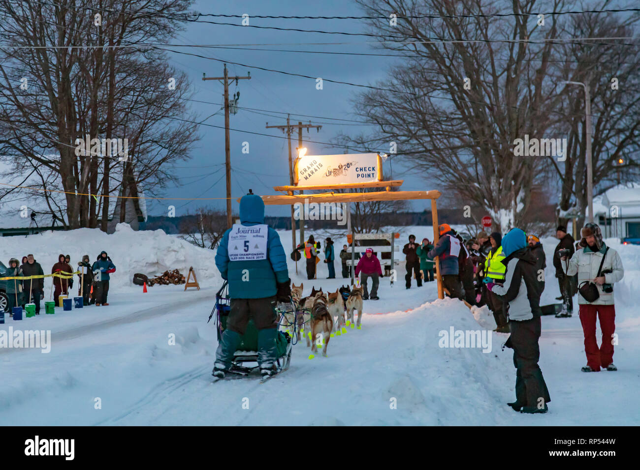Grand Marais, Michigan - Hundeschlitten Racers zur Halbzeit der BIS 200, eine jährliche 238-Meilen Rennen von Marquette, Michigan zu Grand Marais und zurück. Stockfoto
