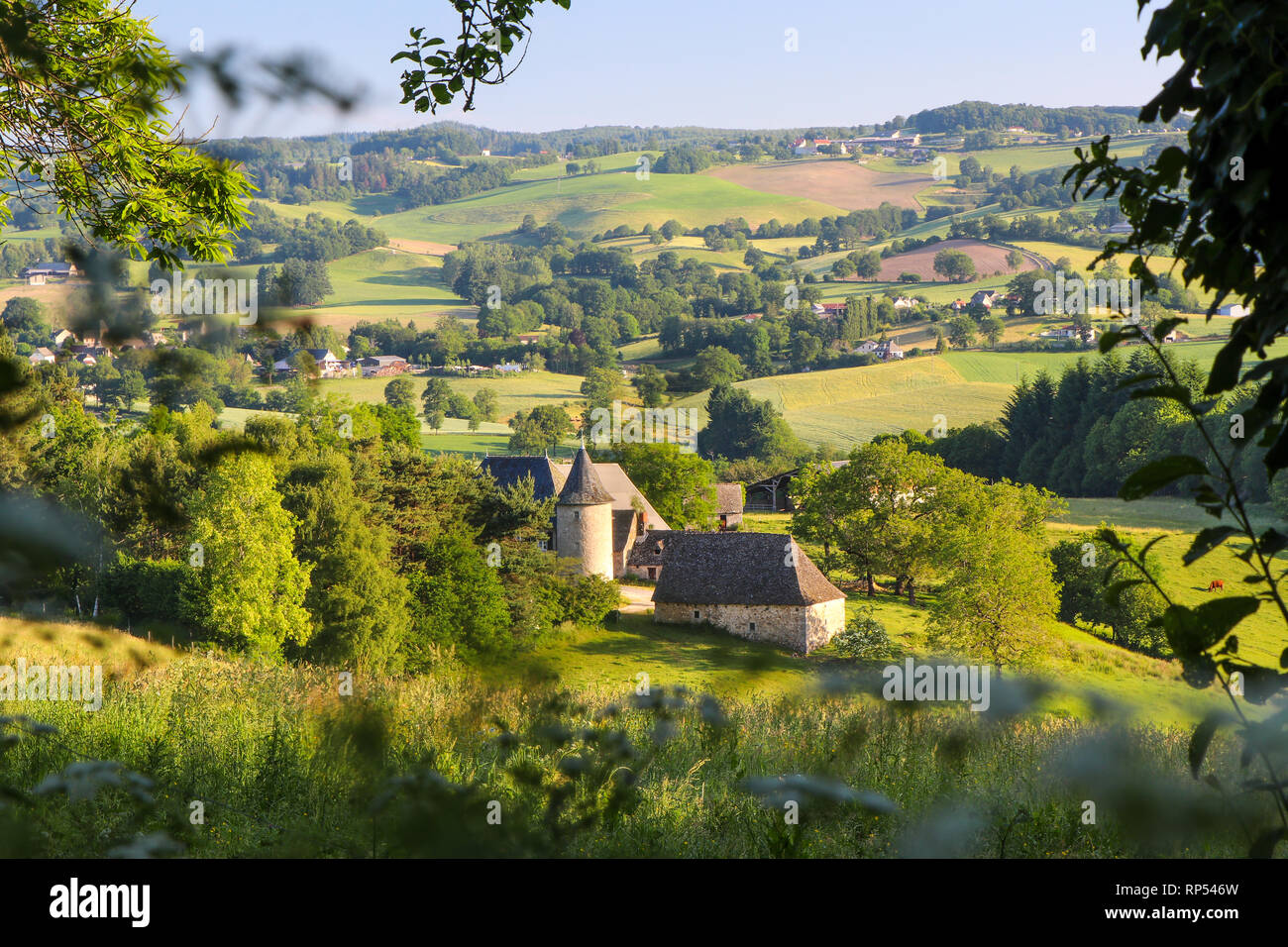 Eine typische französische Schloss, eingebettet in sanfte Hügel und grüne Ackerland, Cantal, Frankreich. Stockfoto