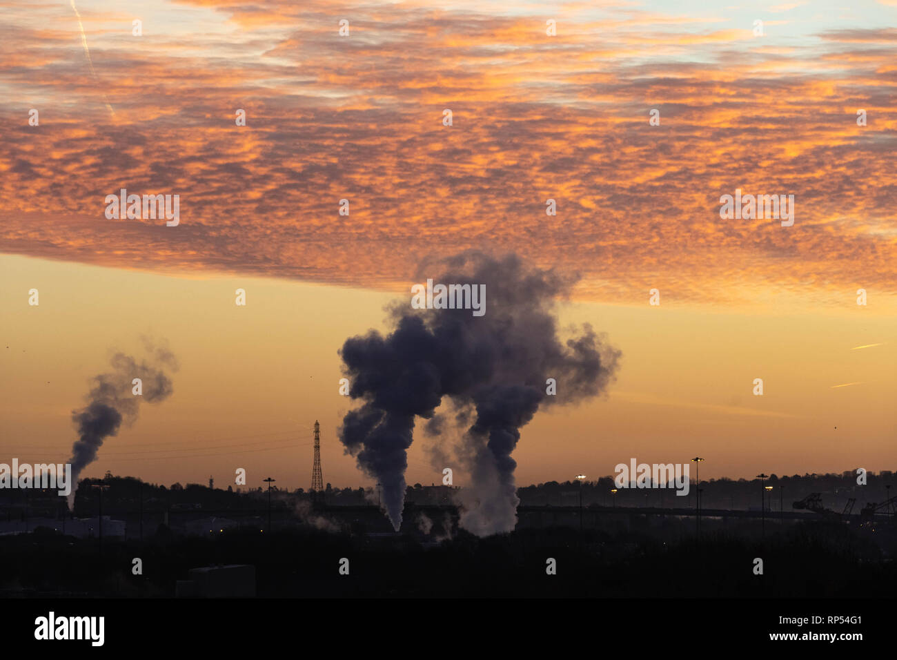 Den Sonnenaufgang über Avonmouth Docks Stockfoto