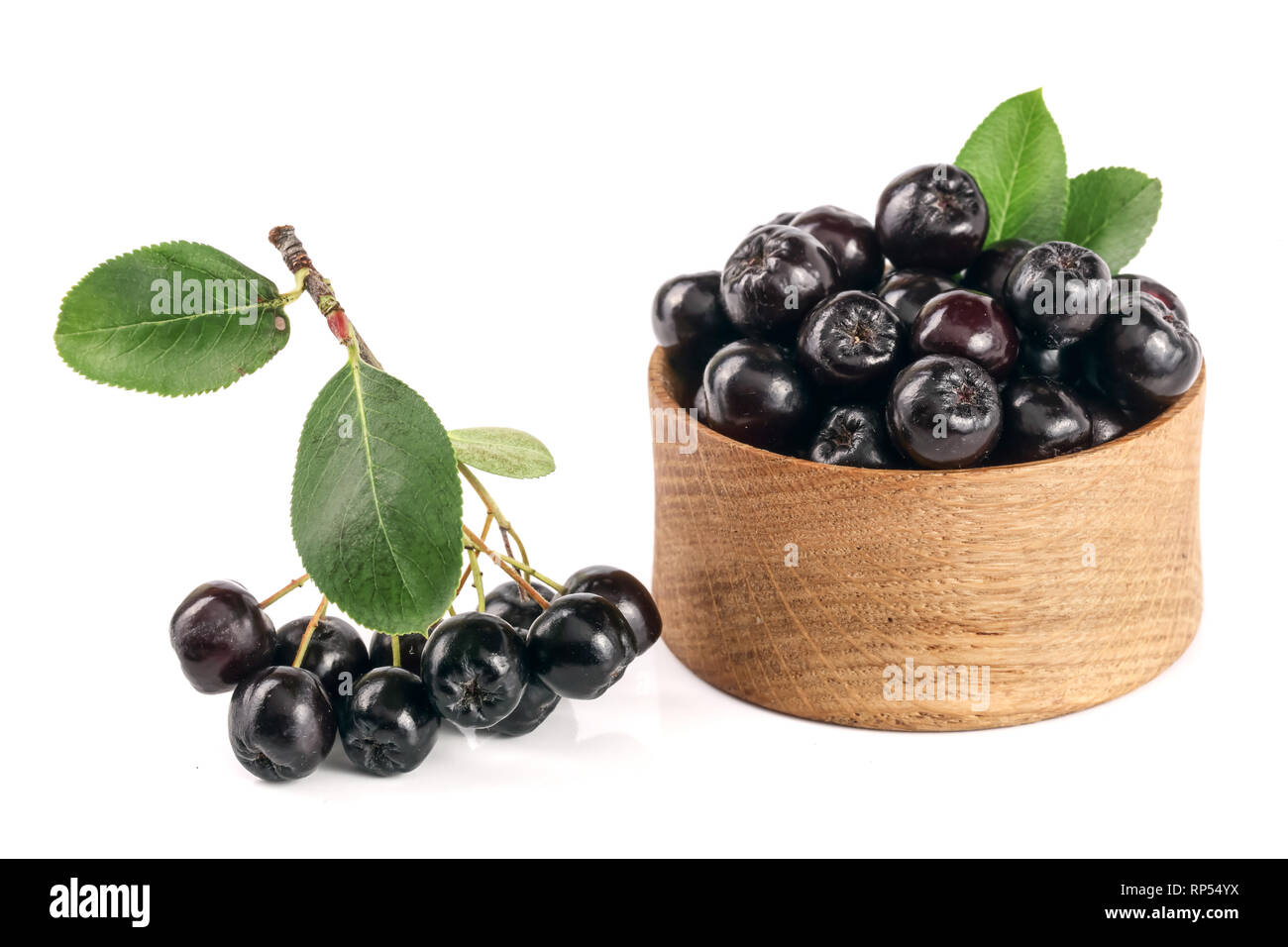 Aronia mit Blatt in Houten auf weißem Hintergrund. Schwarz Aronia Beeren. Stockfoto