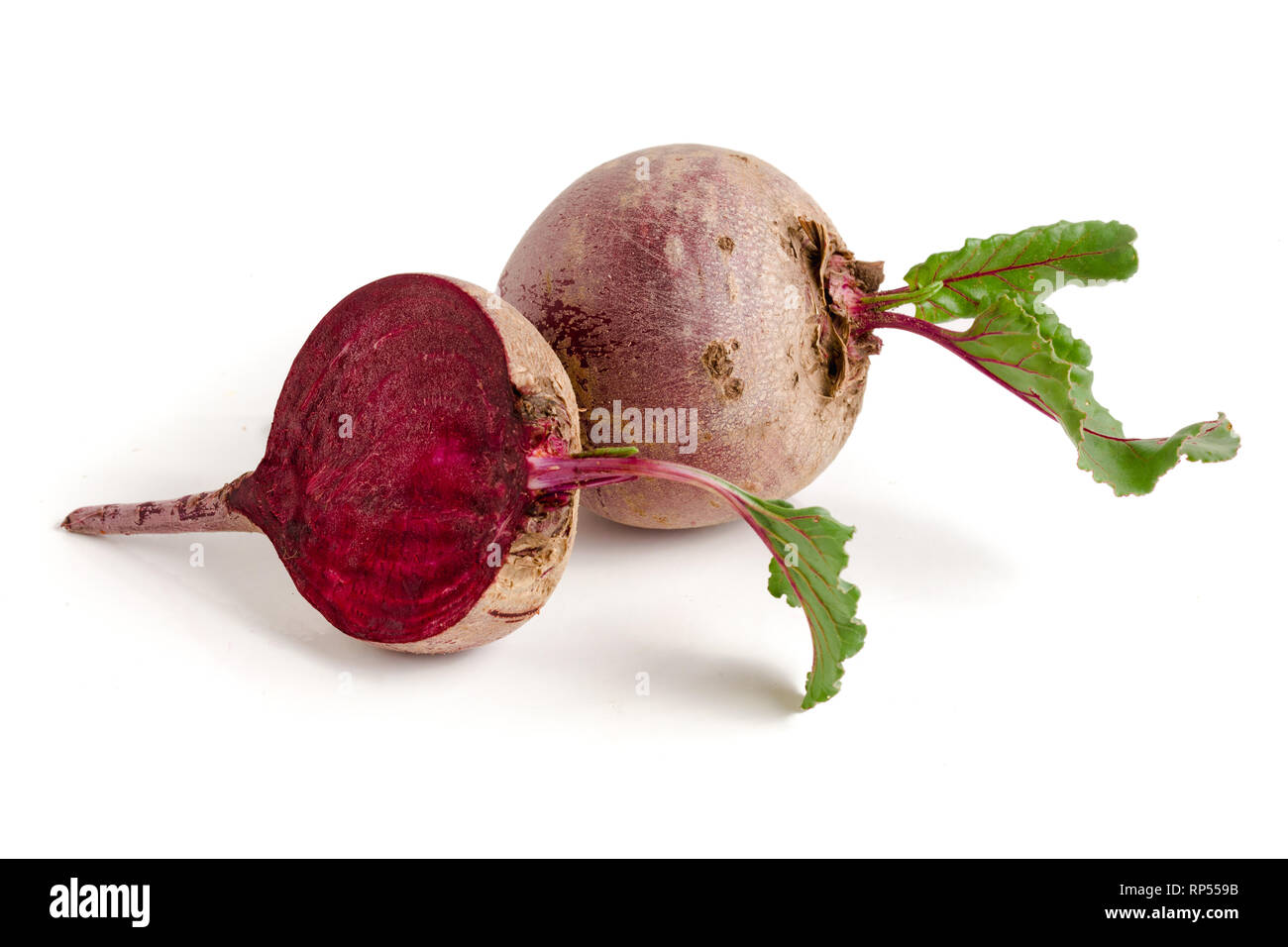 Rote Bete und Hälfte mit Blatt auf weißem Hintergrund. Stockfoto