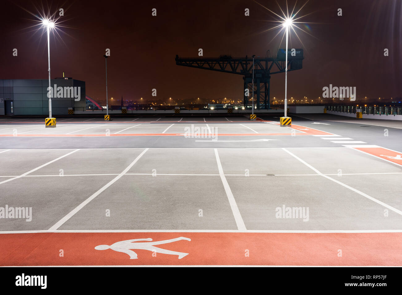 Blick von der obersten Etage Ebene der Hydro Parkhaus Gebäude bei Nacht beleuchtet mit clydeport Kran Glasgow Schottland Großbritannien Stockfoto