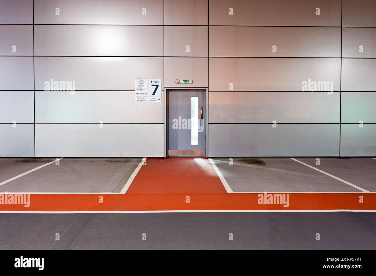 Blick von der obersten Etage Ebene der Hydro Parkhaus Gebäude bei Nacht beleuchtet mit clydeport Kran Glasgow Schottland Großbritannien Stockfoto