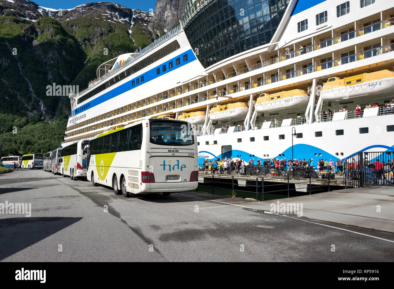 Trainer warten an AIDAsol für Uferexkursion Passagiere in Eidfjord, Norwegen Stockfoto