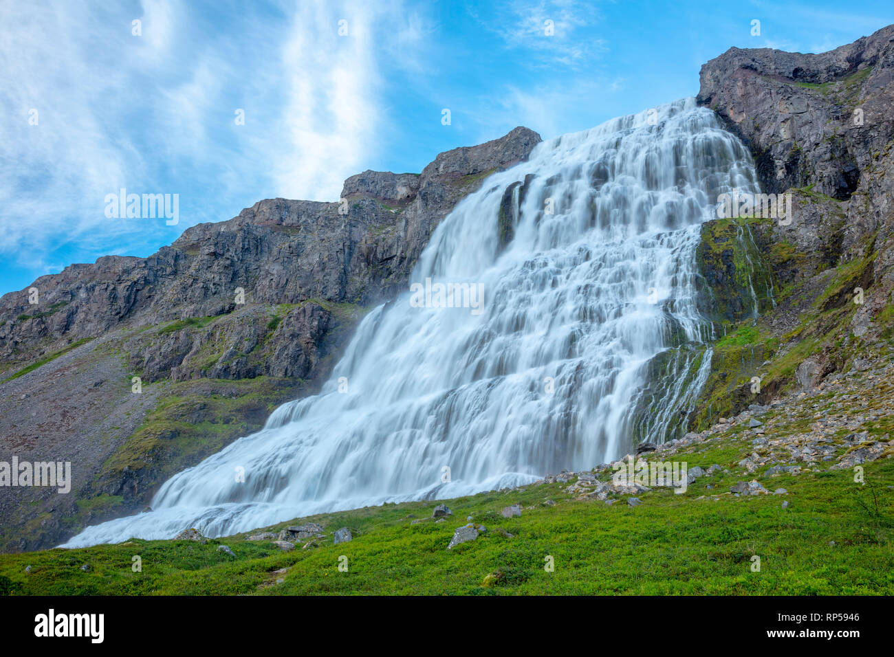 Dynjandi Wasserfall, oder Fjallfoss, erreicht 100 m hoch. Westfjorde, Island. Stockfoto