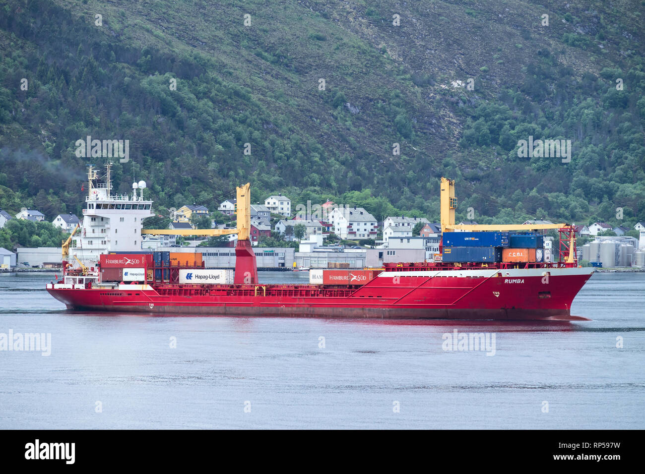 Containerschiff RUMBA im Hafen von Alesund. Alesund ist eine Gemeinde in Mehr og Romsdal County, Norwegen. Stockfoto
