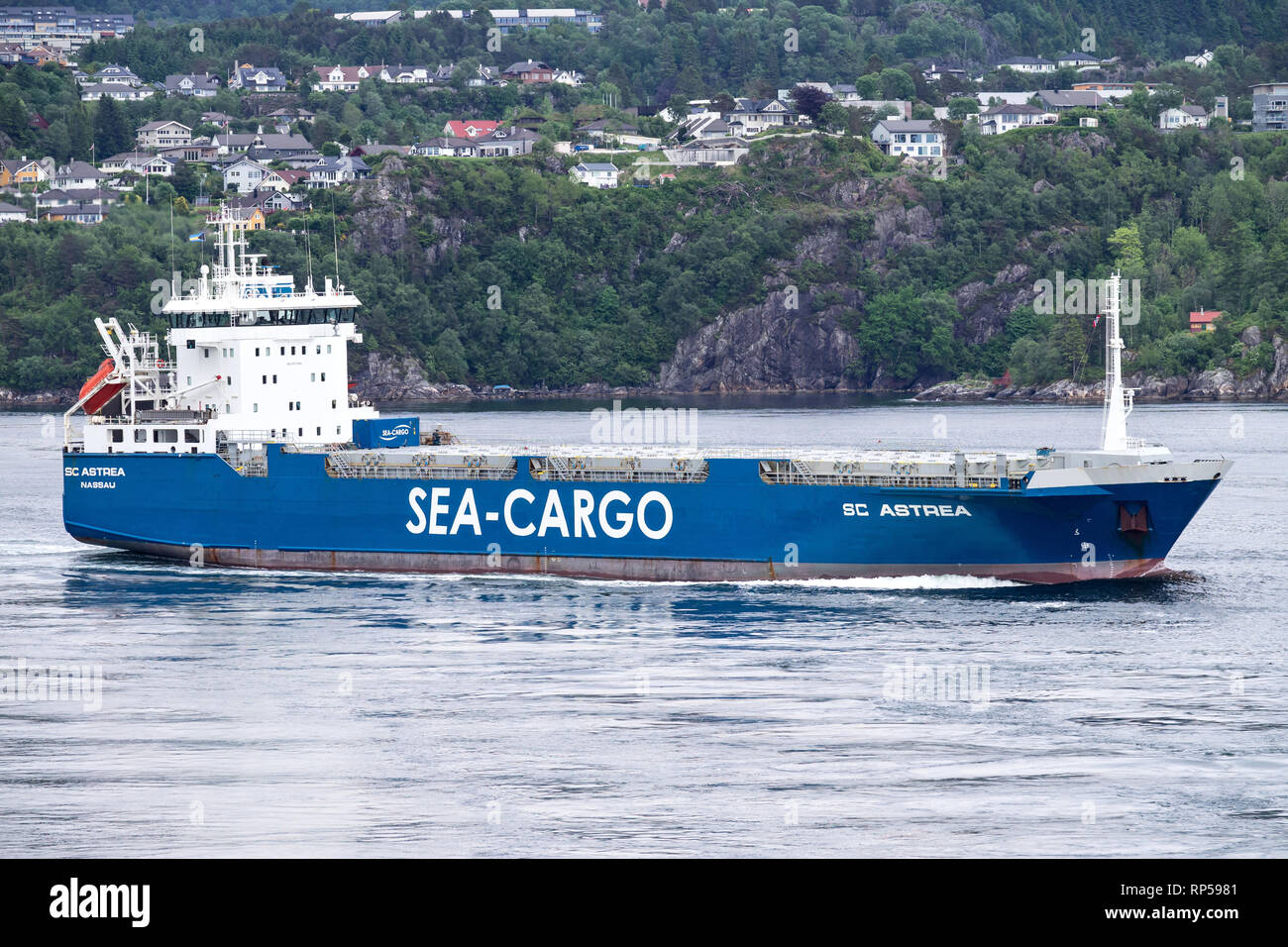 Ro-ro-Schiff SC ASTREA von Sea-Cargo übergeht abgehenden Bergen. Sea-Cargo ist ein multimodaler Verkehr, bietet Logistikdienstleistungen auf der North-Sea. Stockfoto