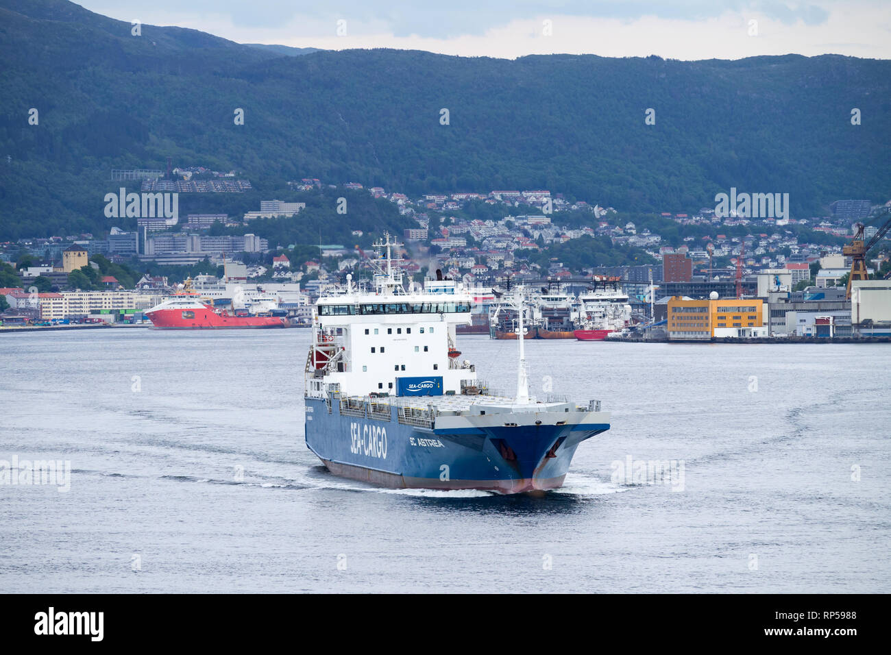 Ro-ro-Schiff SC ASTREA von Sea-Cargo übergeht abgehenden Bergen. Sea-Cargo ist ein multimodaler Verkehr, bietet Logistikdienstleistungen auf der North-Sea. Stockfoto
