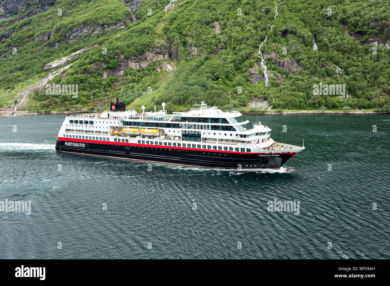Hurtigruten Schiff der Küste TROLLFJORD. Hurtigruten ist eine tägliche Passagier- und Fracht Service entlang der Norwegischen Küste zwischen Bergen und Kirkenes. Stockfoto