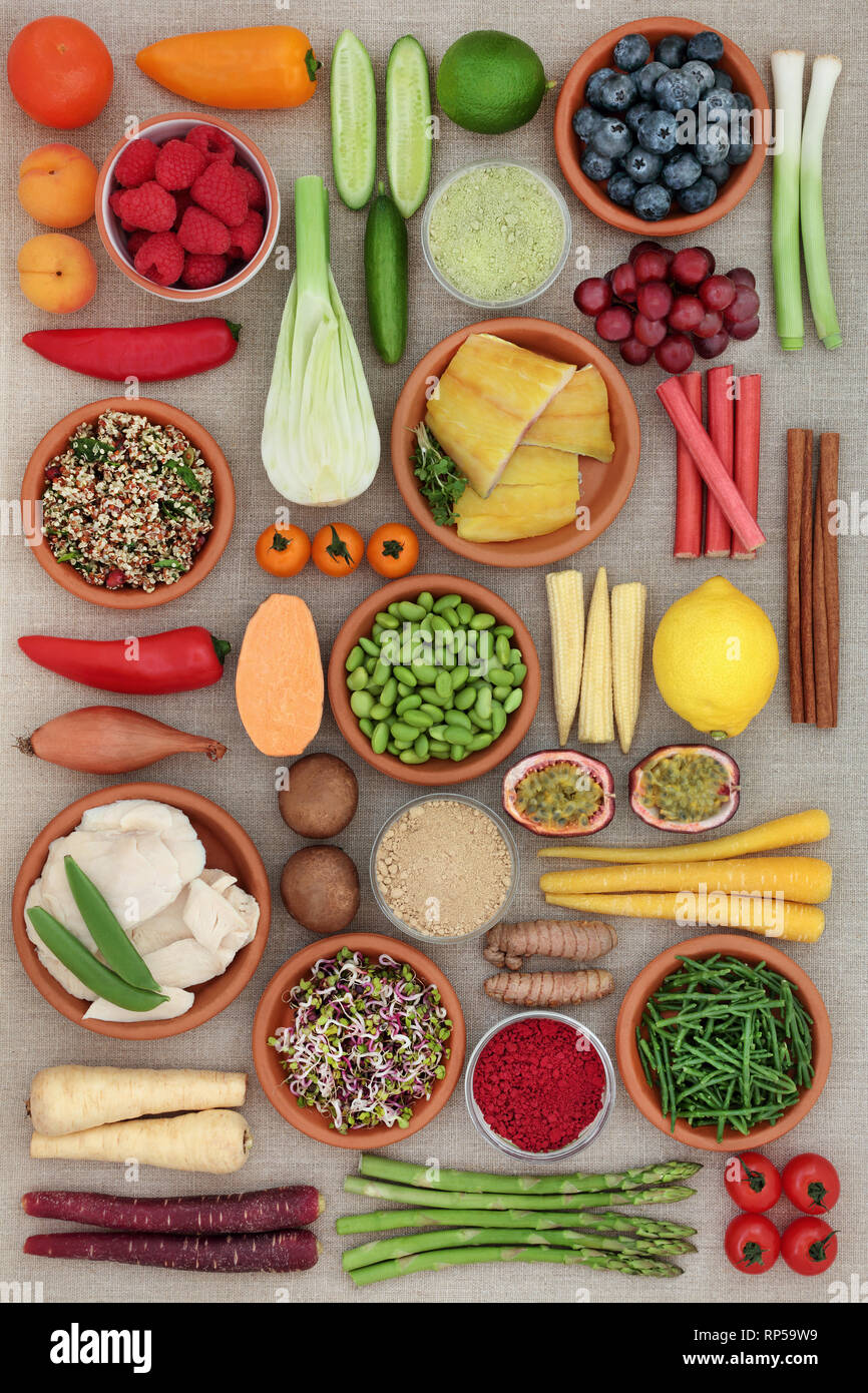 Gesund essen mit super Essen von Fisch, Geflügel, Obst, Gemüse, Salat Körner, Nahrungsergänzungsmittel, Pulver und Gewürzen. Stockfoto