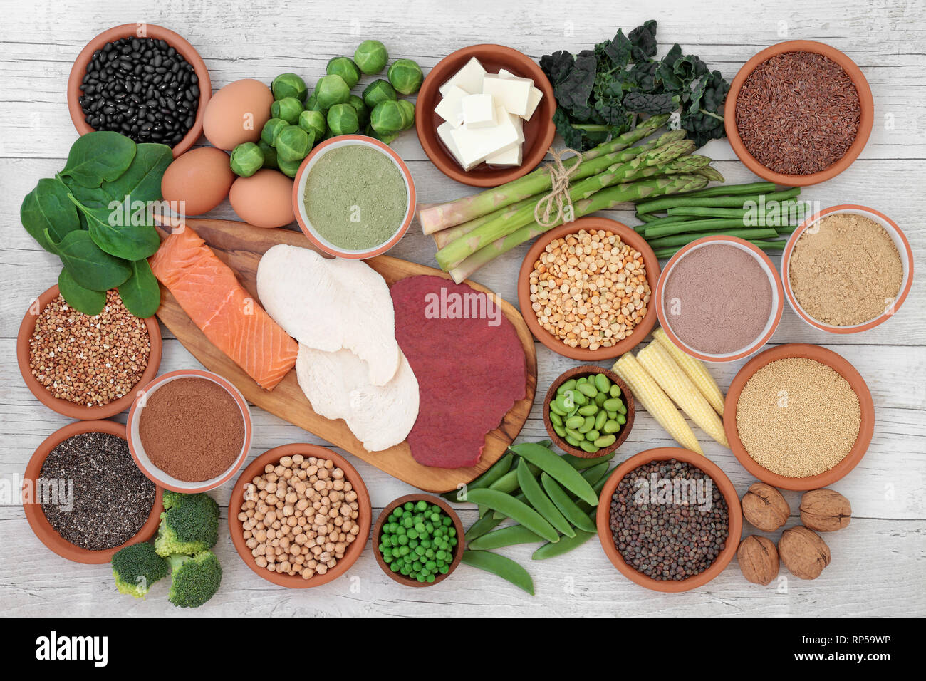 Proteinreiche Lebensmittel Sampler mit frischem Gemüse, Fleisch, Fisch, Tofu, Hülsenfrüchte, Nüsse, Ergänzung von Pulver, Körnern und Samen. Stockfoto