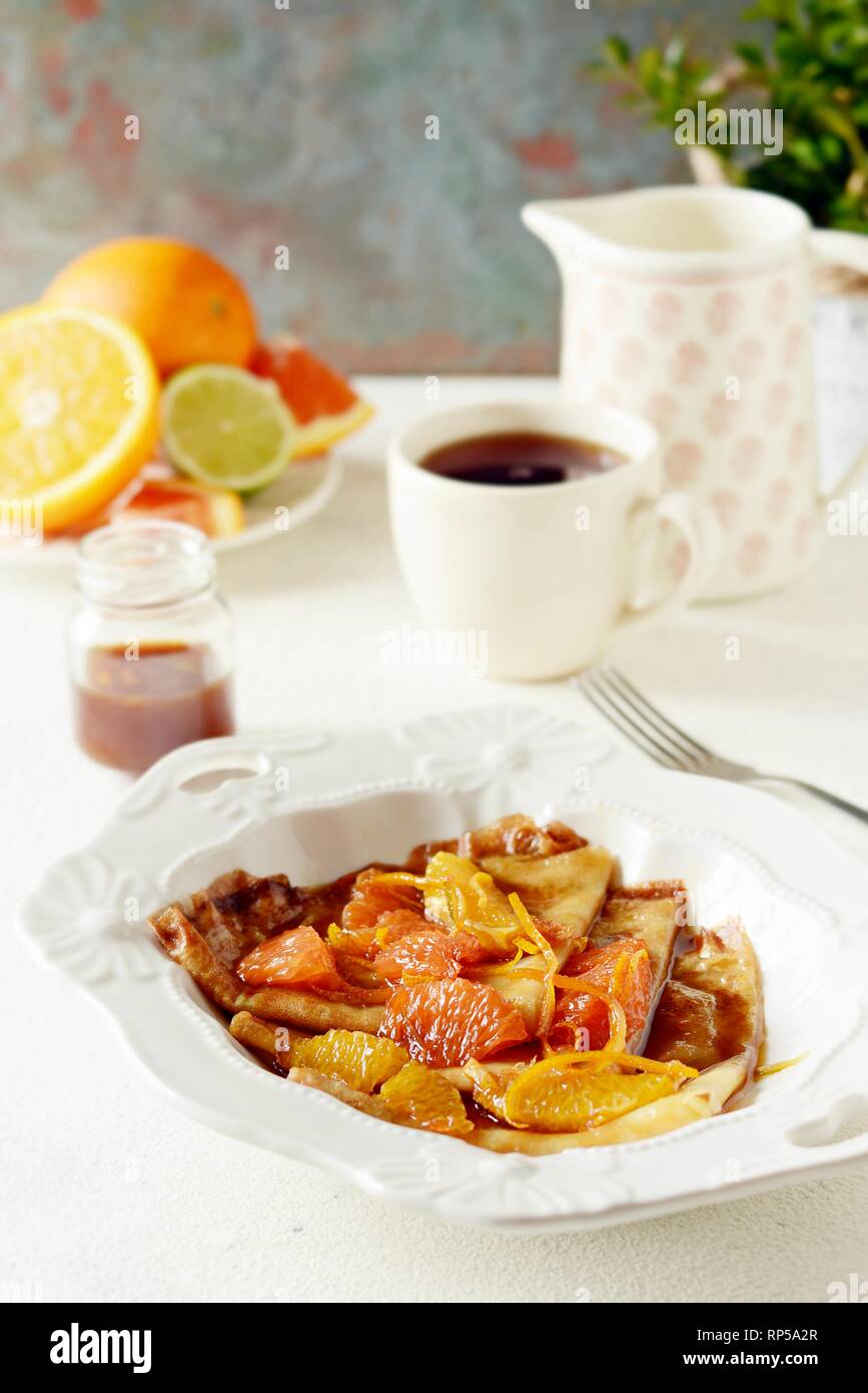 Pfannkuchen Crepe Suzette zum Frühstück mit orange Karamell-sauce ...