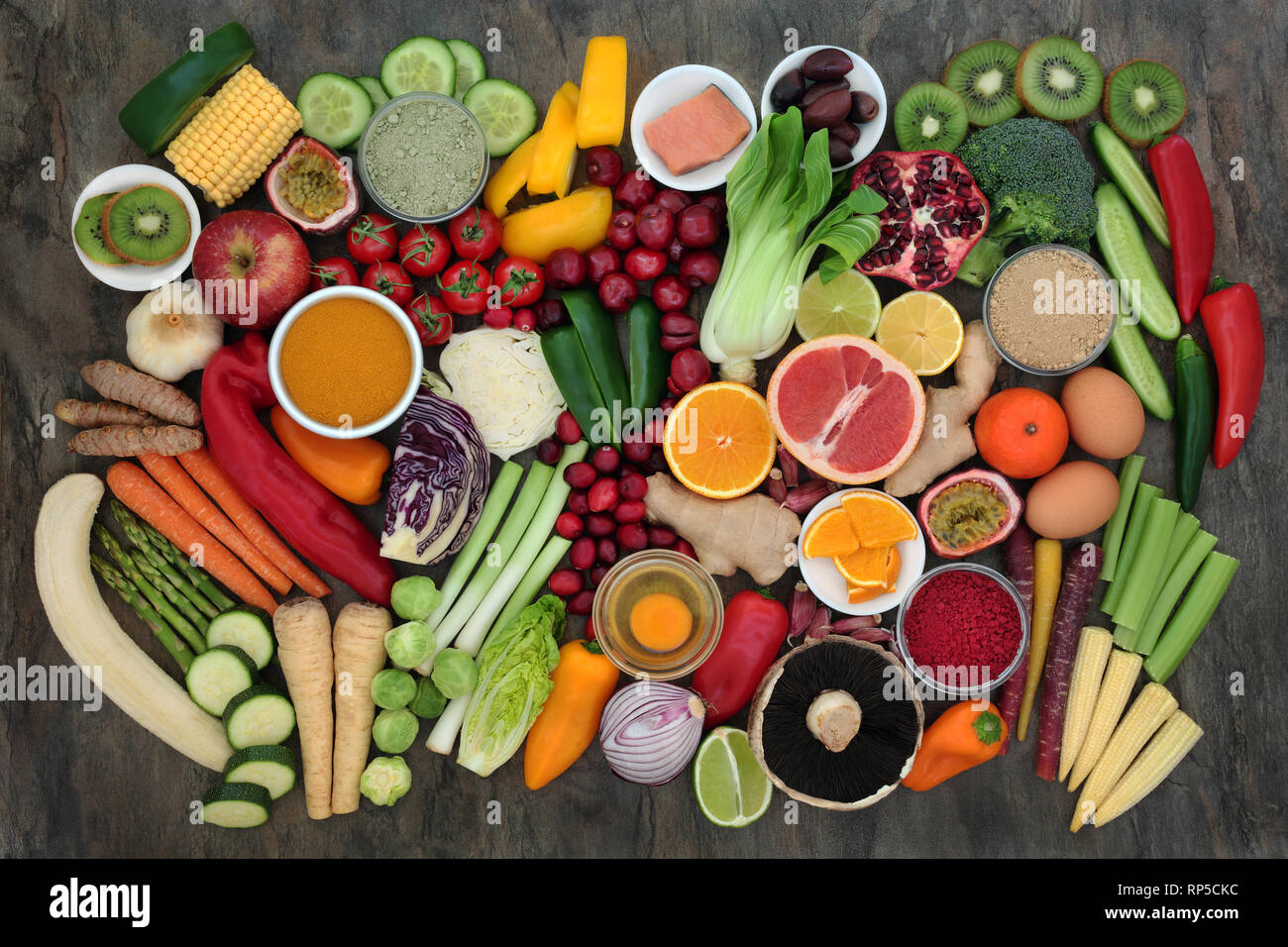 Gesund super Essen mit frischem Fisch, Obst, Gemüse, Milchprodukte, Getreide, zu ergänzen, zu Pulver, Kräutern und Gewürzen. Stockfoto