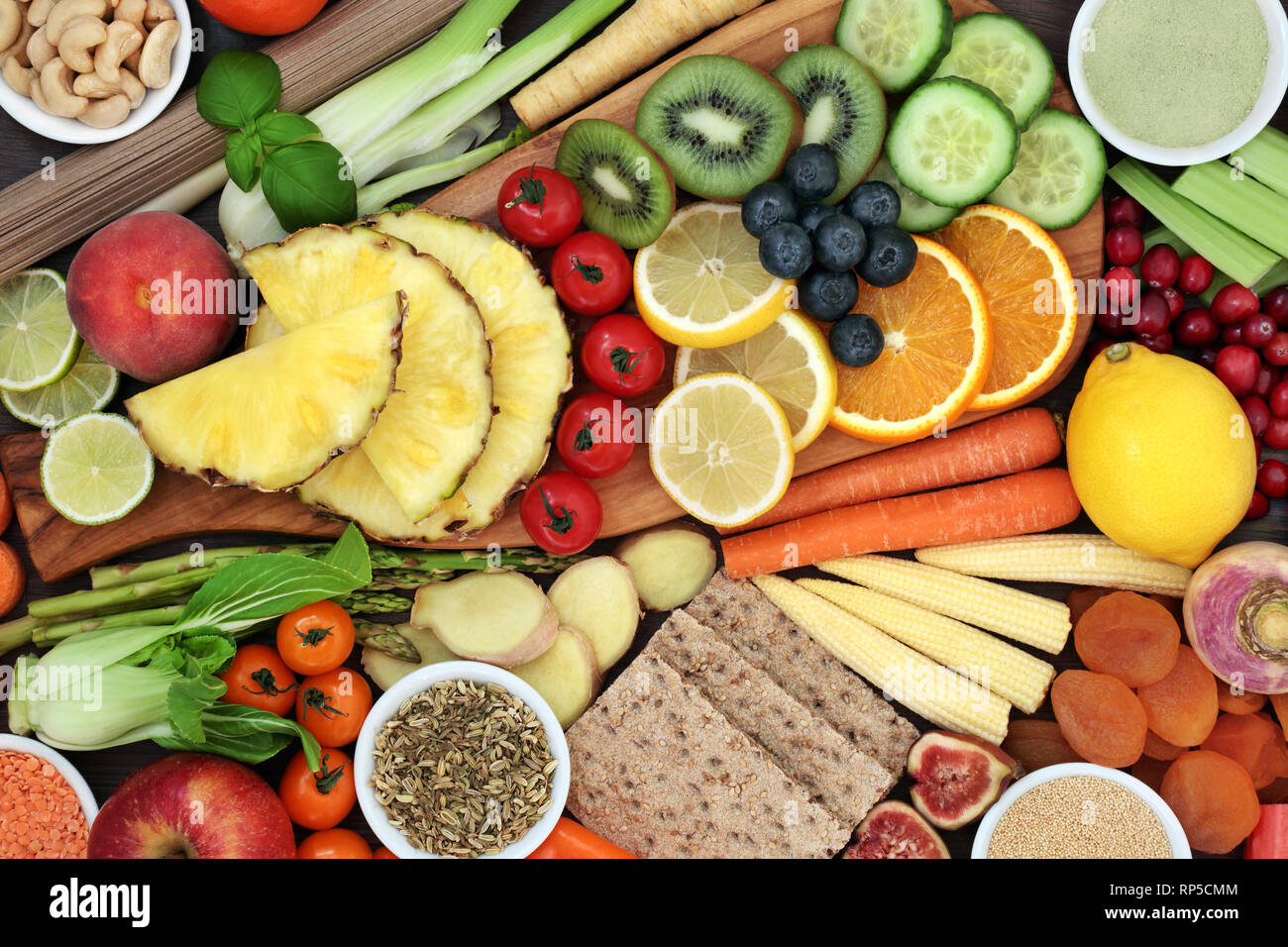 Gesundheit Nahrung für Gewicht-Verlust-Konzept mit Obst und Gemüse, Vollkorn Cracker, Körner, Hülsenfrüchte, Vollkorn Nudeln, Kräutern, Gewürzen und Nüssen. Stockfoto