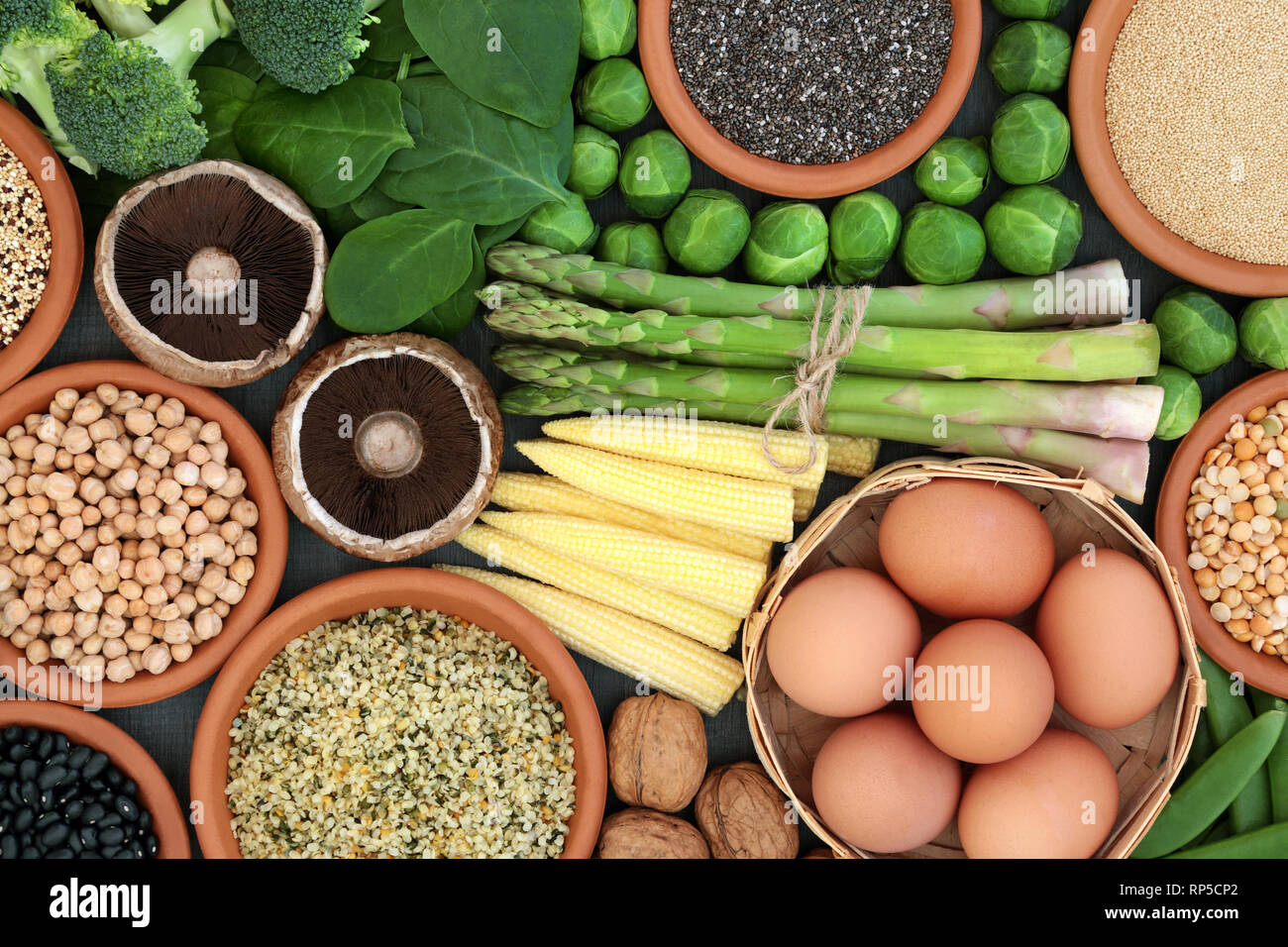 Hohe Proteinquelle Gesundheit Ernährung mit frischem Gemüse, Hülsenfrüchte, Nüsse, Körner und Samen, Hohe reich an Ballaststoffen, Antioxidantien und Vitaminen. Ansicht von oben. Stockfoto