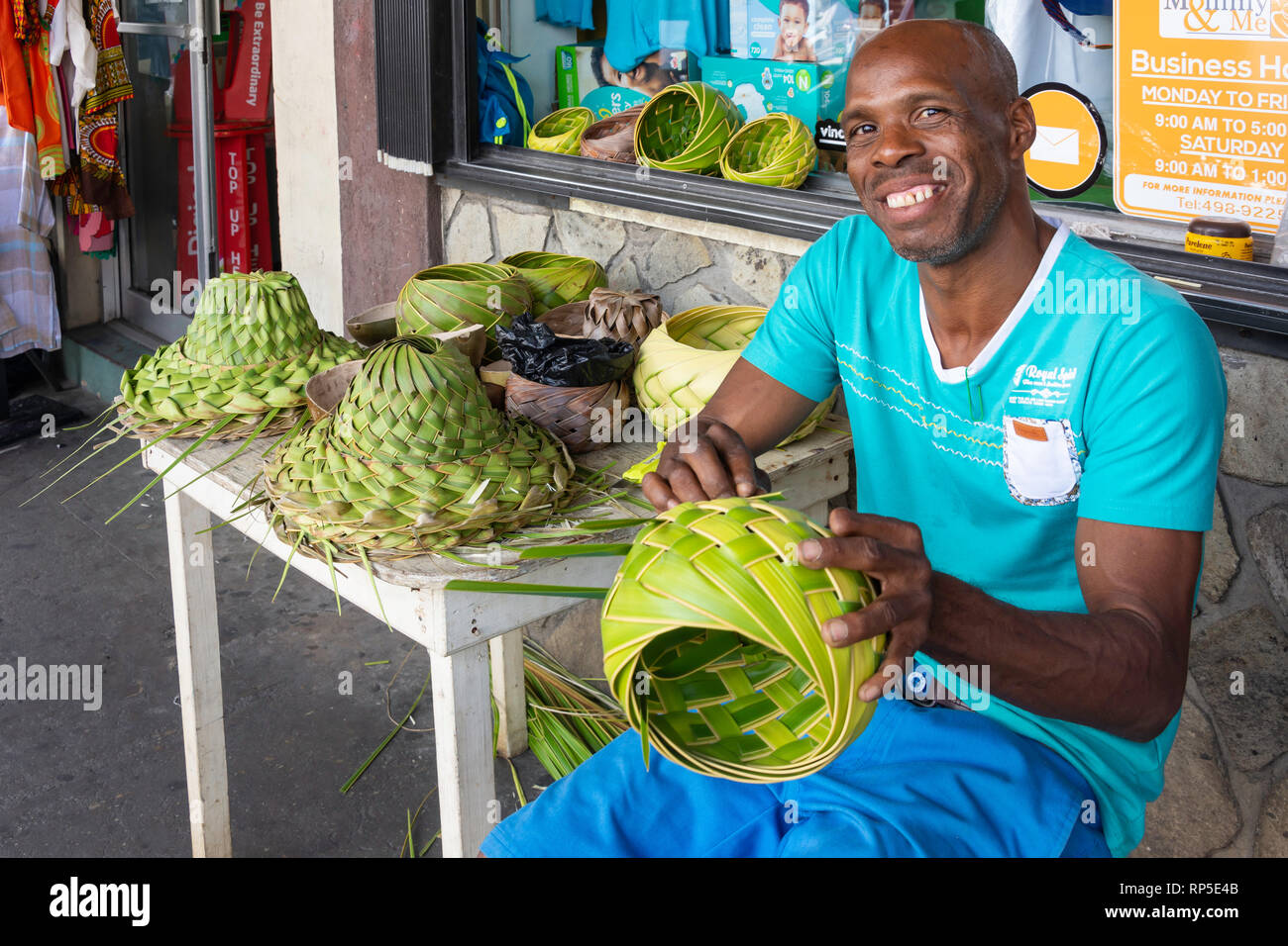 Lokale Mann, Strohhüte und Schüsseln, Obere Bay Street, Kingston, Saint Vincent und die Grenadinen, Kleine Antillen, Karibik Stockfoto