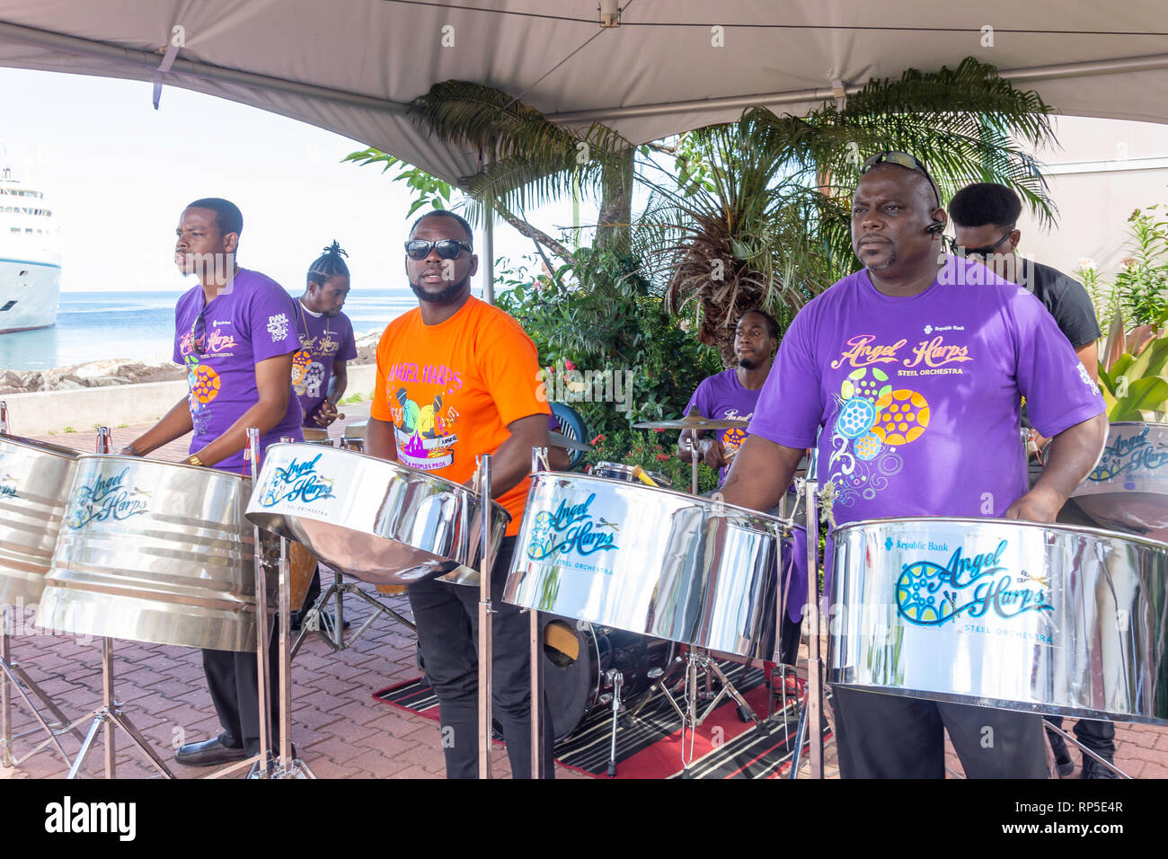 Lokale steelpan Band am Kreuzfahrtterminal, St. George's, Grenada, Kleine Antillen, Karibik Stockfoto