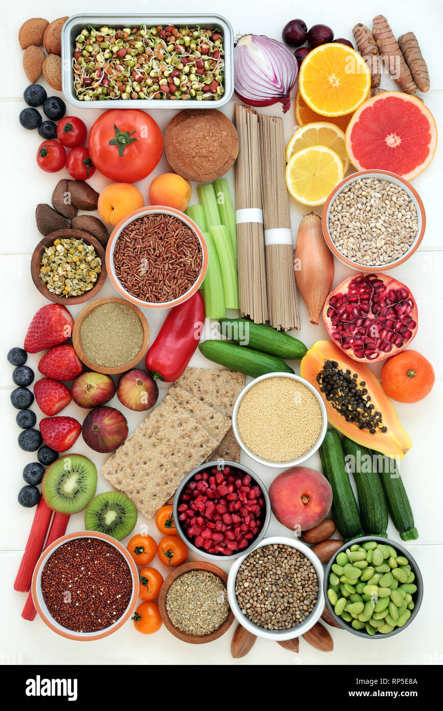 Gesundheit Nahrung für Gewichtverlust mit frischem Obst und Gemüse, Vollkorn Nudeln und Cracker, Körner, Samen und Nüsse mit Kräutern in der Kräutermedizin verwendet. Stockfoto