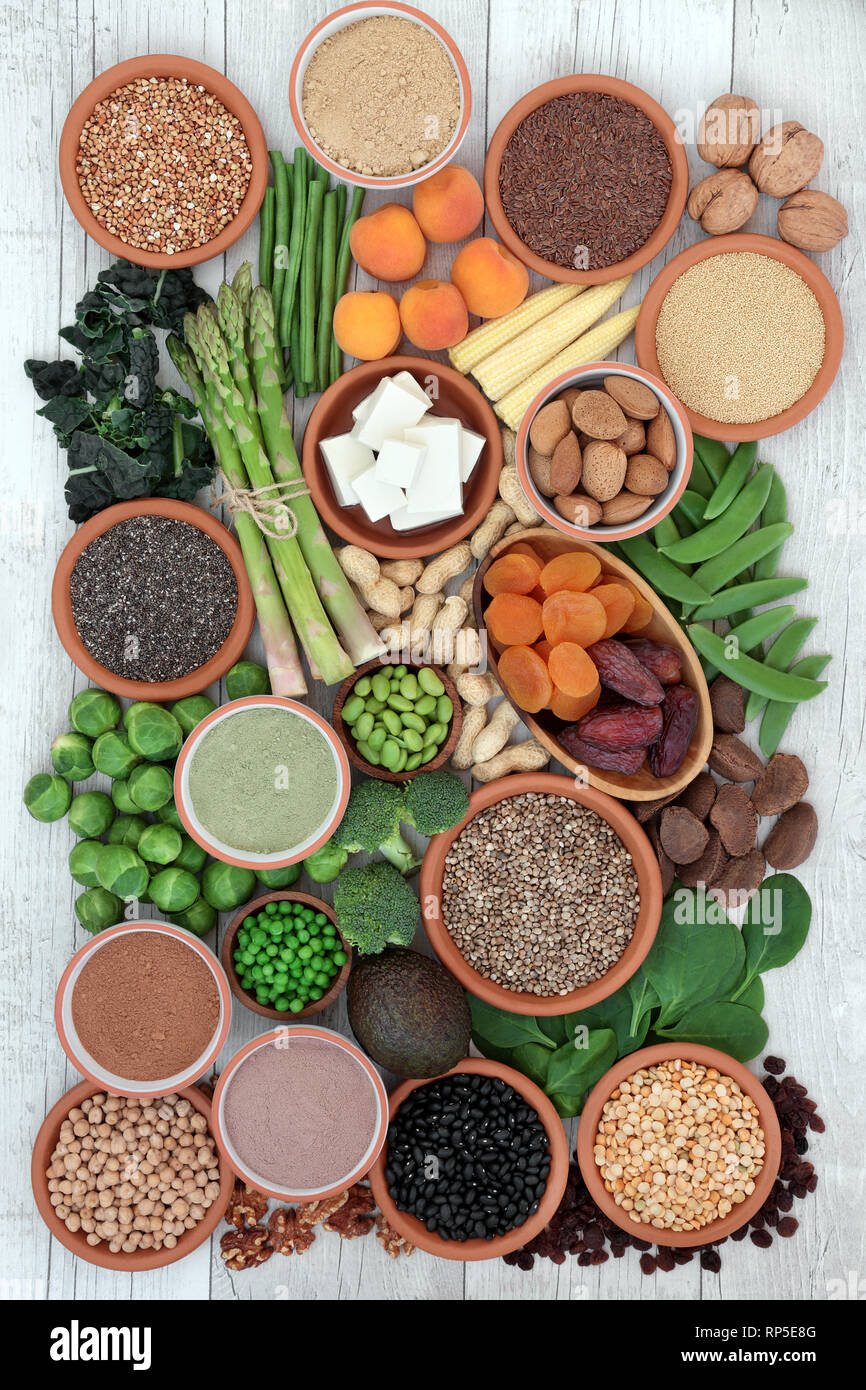 High Protein super Essen und frisches Gemüse, Tofu, getrocknete Früchte, Hülsenfrüchte, Nüsse, Ergänzung von Pulver, Körnern und Samen. Stockfoto