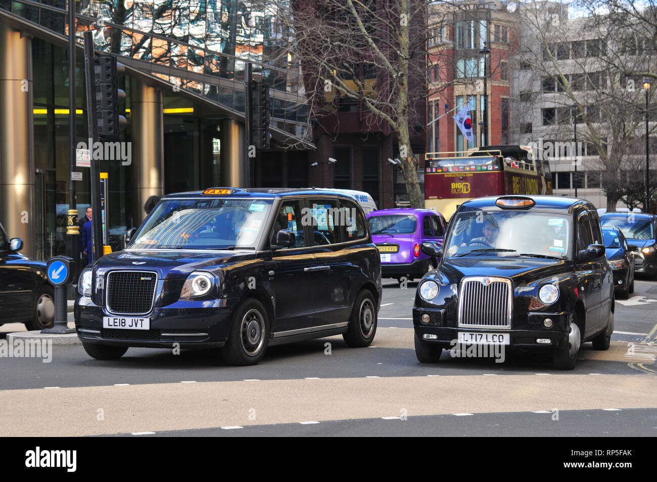 Neue LEVC TX Taxi, Taxi, auf den Straßen von London neben einem traditionellen Taxi fahren. Stockfoto