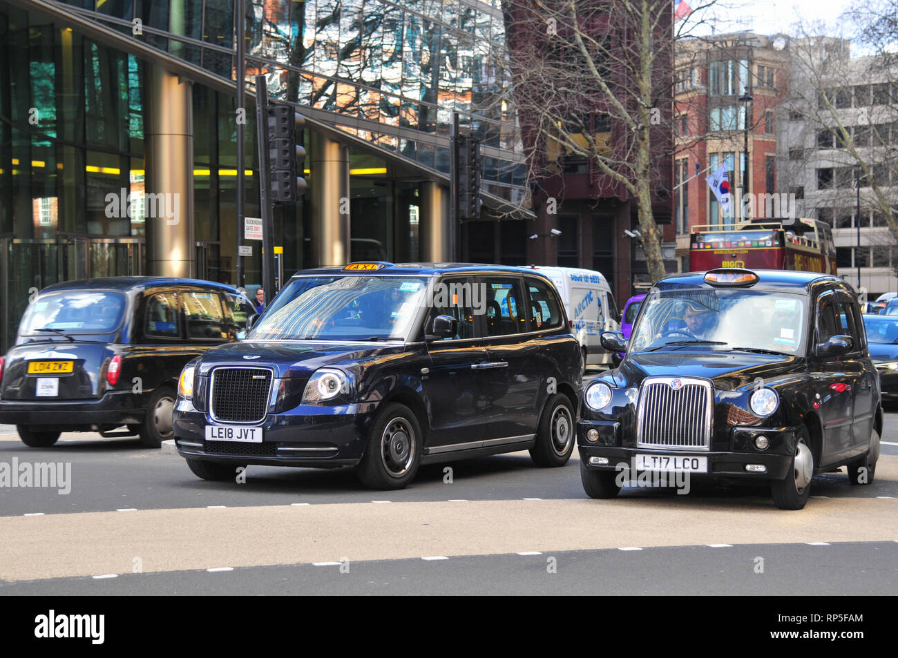 Neue LEVC TX Taxi, Taxi, auf den Straßen von London neben einem traditionellen Taxi fahren. Stockfoto