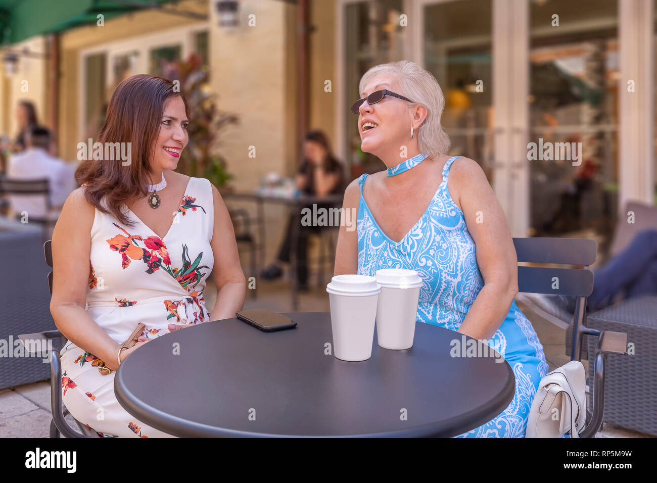 Zwei reife Damen genießen Sie eine Tasse Kaffee im Café im Freien  Stockfotografie - Alamy