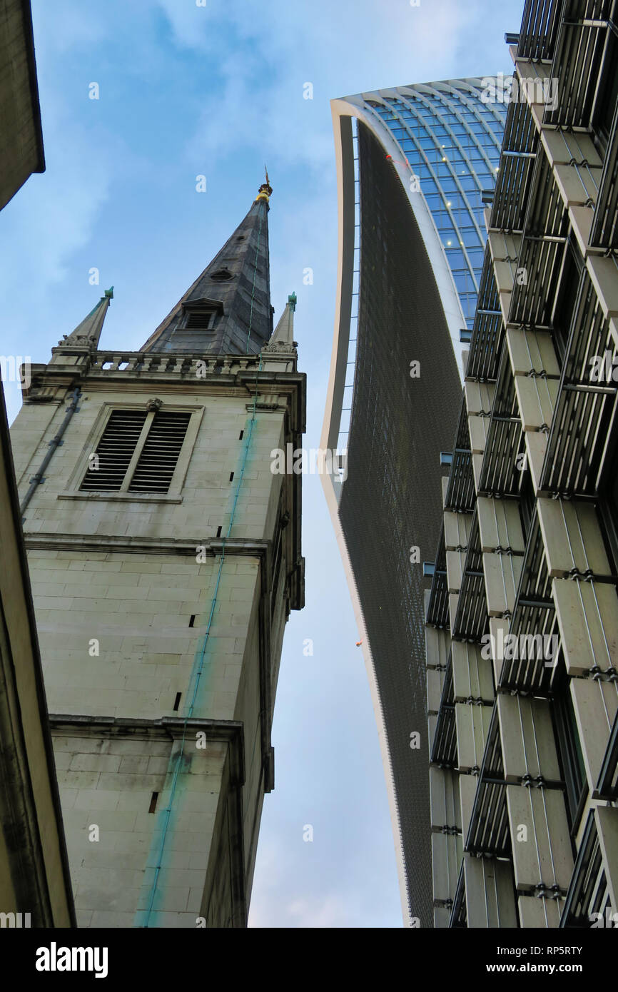 Kontrastierende Arten von Gebäuden, Saint Margaret Pattens Kirche von England und der Walkie Talkie Gebäude, London, England, Großbritannien Stockfoto