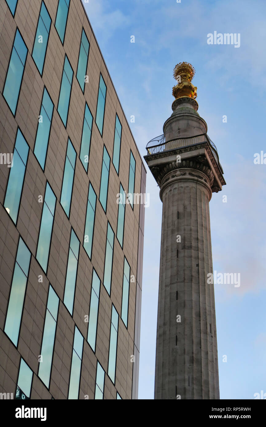 Denkmal des Großen Brand von London und Office Windows widerspiegelt den blauen Himmel, City of London, England, Großbritannien Stockfoto