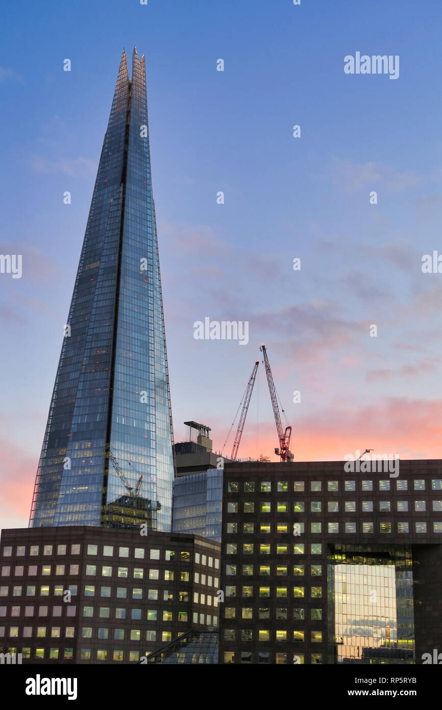 Shard Skyscfraper Gebäude und umliegenden Bürogebäuden in Southwark, London, England, Großbritannien Stockfoto