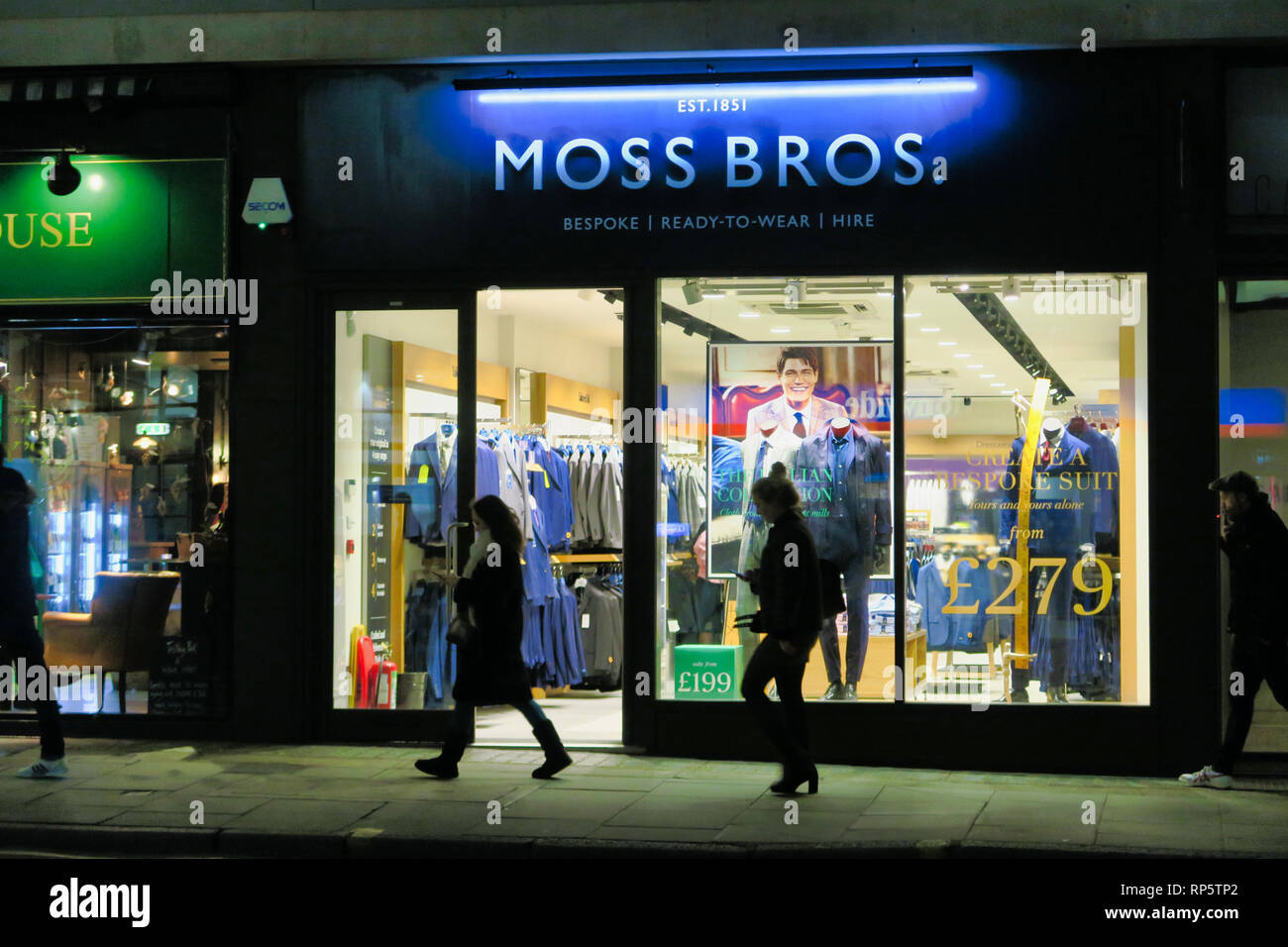 Moss Bros. Formelle Kleidung Shop in der City von London, England, Großbritannien Stockfoto