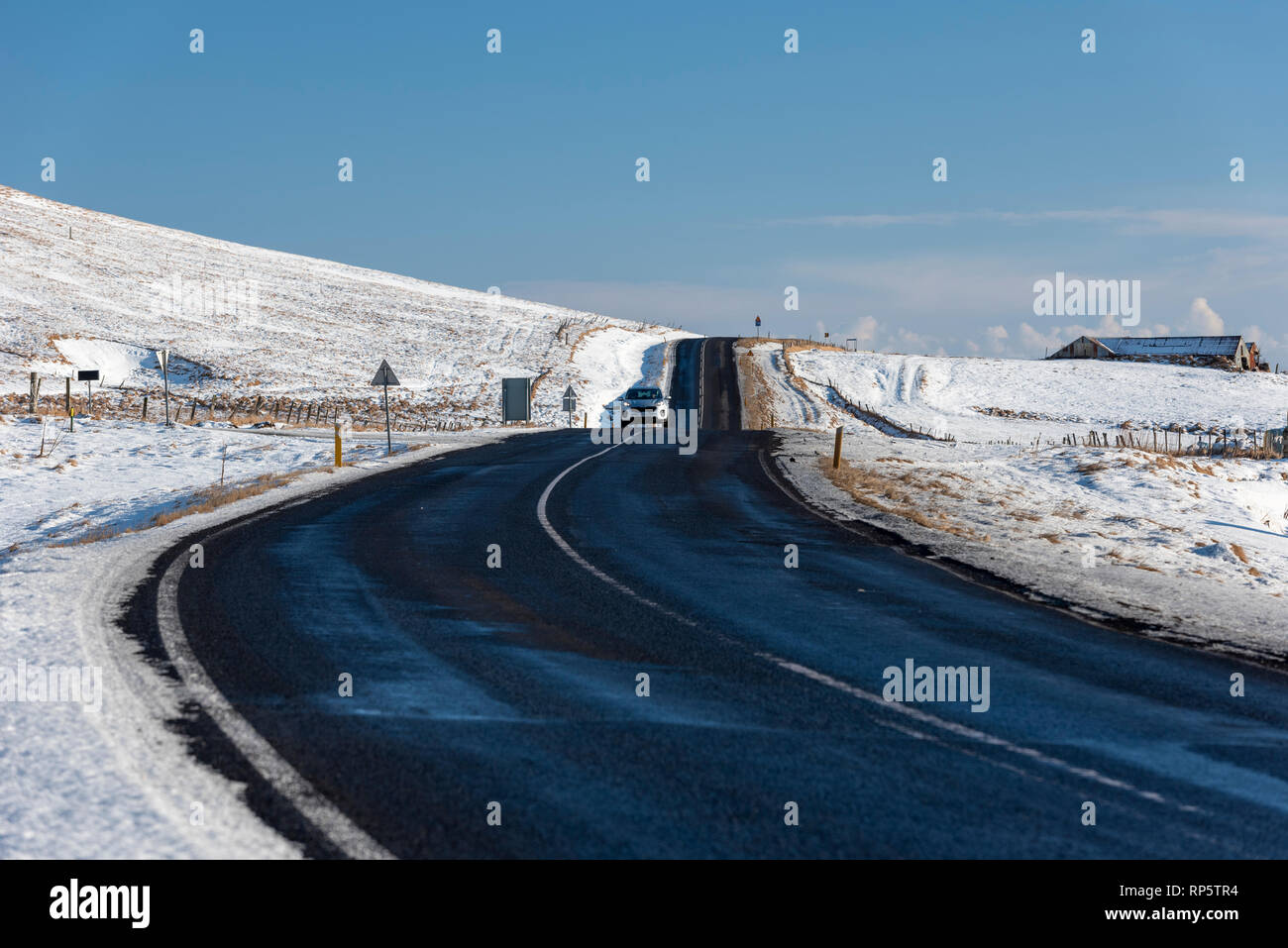 Route 1/Ring Road, National Road in der schneebedeckten Landschaft, South Island Stockfoto