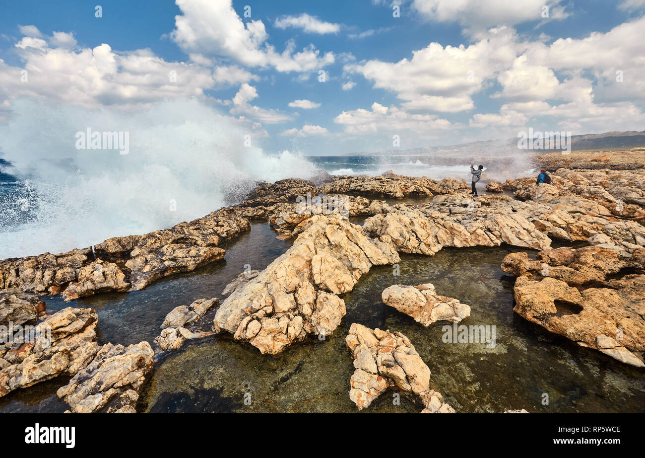 Große Wellen brechen über die felsigen Halbinsel Kap Lara im südlichen Akamas, Zypern Stockfoto