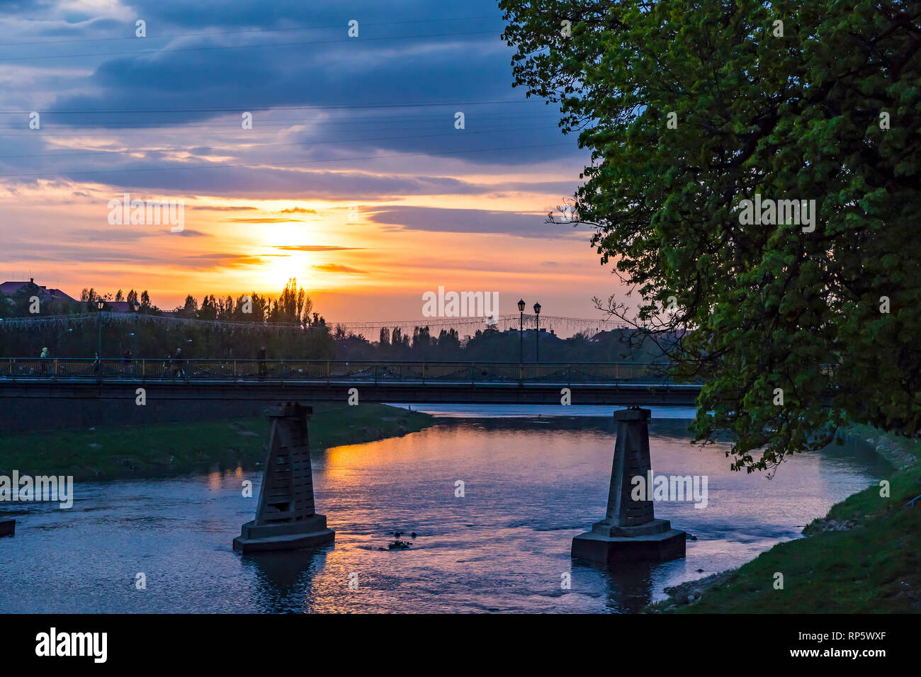 Sonnenuntergang über der Uzh Fluss in Ushgorod Stadt, Transkarpatien, Ukraine. Schöne Stadtbild der alten europäischen Stadt Stockfoto