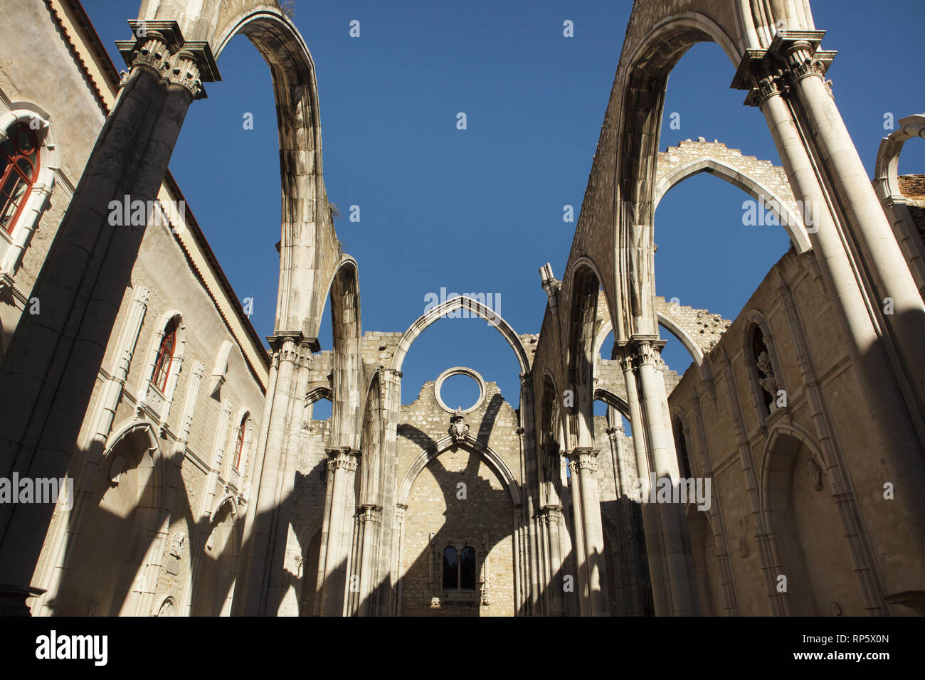 Zerstörte Kirche des ehemaligen Carmo Kloster (Convento do Carmo) in Lissabon, Portugal. Die Kirche wurde in der Großen Erdbeben von Lissabon im Jahr 1755 zerstört und nie wieder hergestellt. Stockfoto