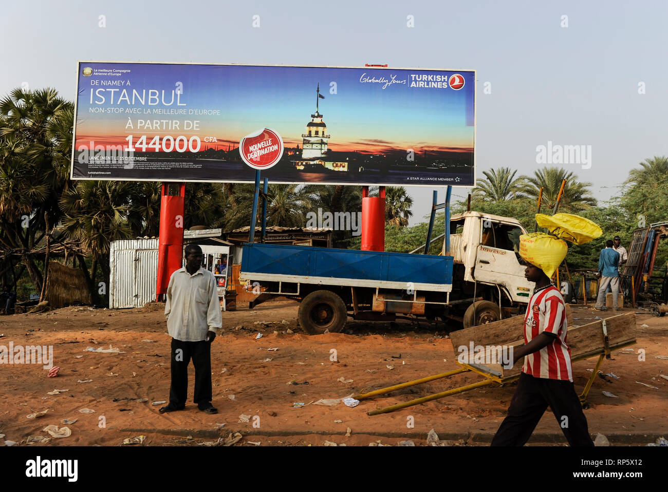 NIGER Niamey, türkischem Einfluss in Afrika, Reklametafeln für Turkish Airlines Stockfoto