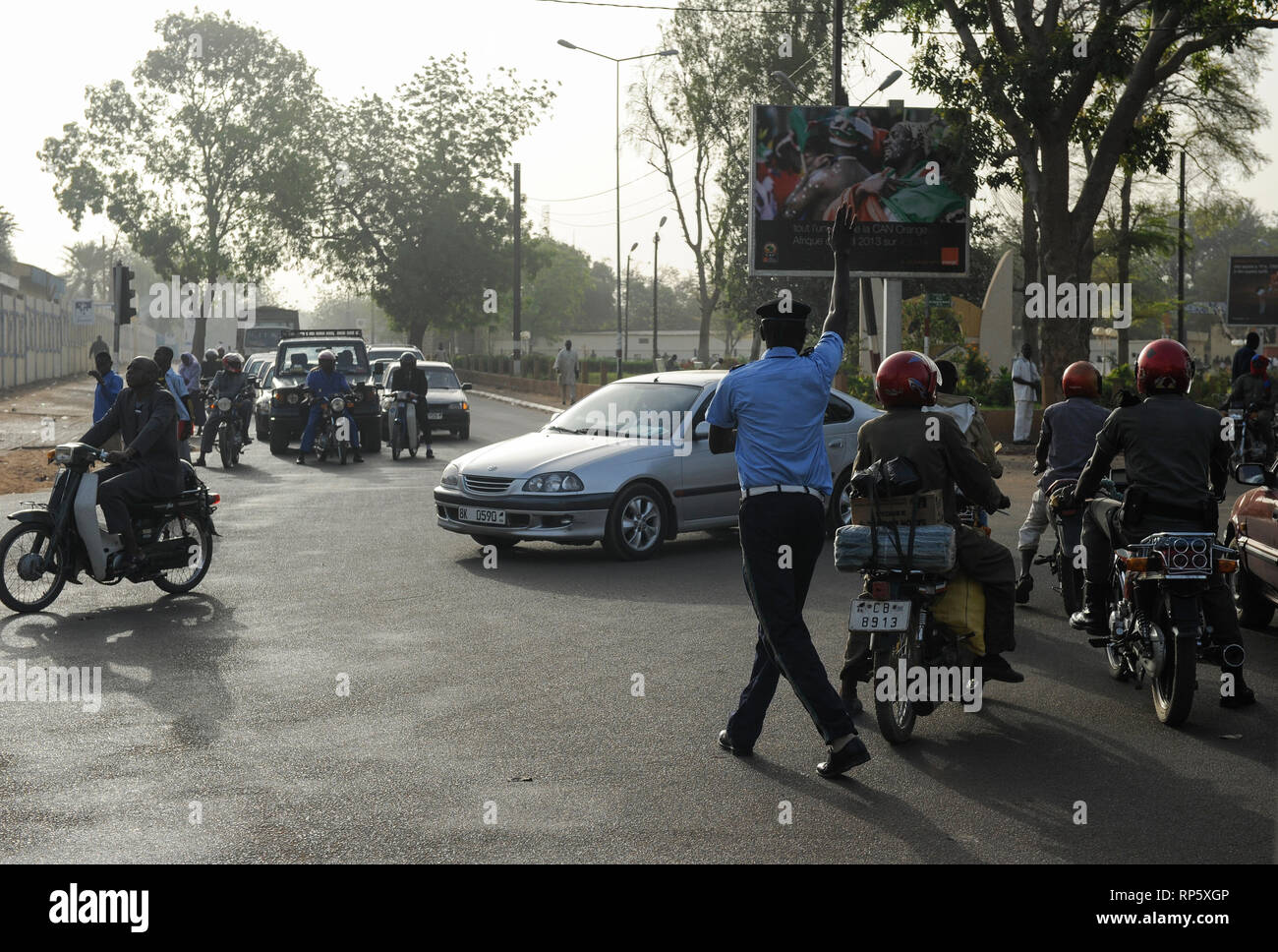 NIGER Niamey, Straßenverkehr, Polizist regelt Stockfoto