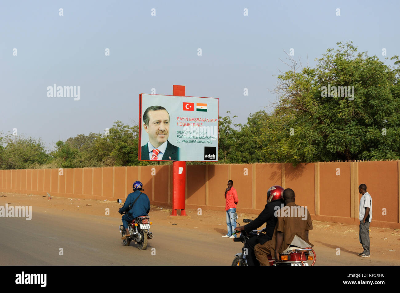 NIGER Niamey, türkischem Einfluss in Afrika, Reklametafeln mit türkischen Präsidenten Recep Tayyip Erdoğan für einen Staatsbesuch in Niger Stockfoto