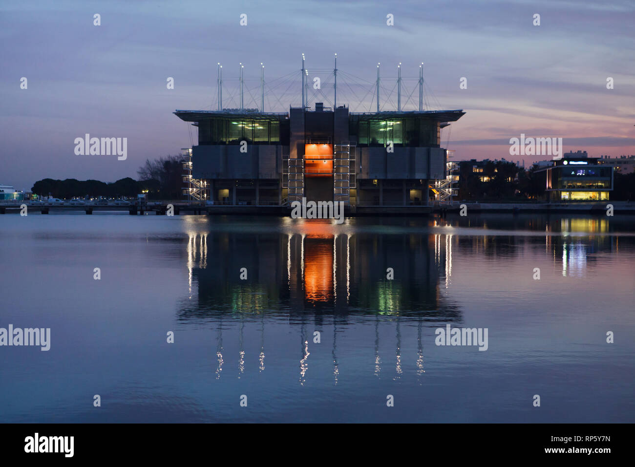 Ozeanarium (Oceanario de Lisboa), entworfen von dem britischen Architekten Peter Chermayeff (1998) wie die Ozeane Pavillon auf der Weltausstellung Expo '98 am Ufer des Tejo im Parque das Nações (Park der Nationen) in Lissabon, Portugal. Stockfoto