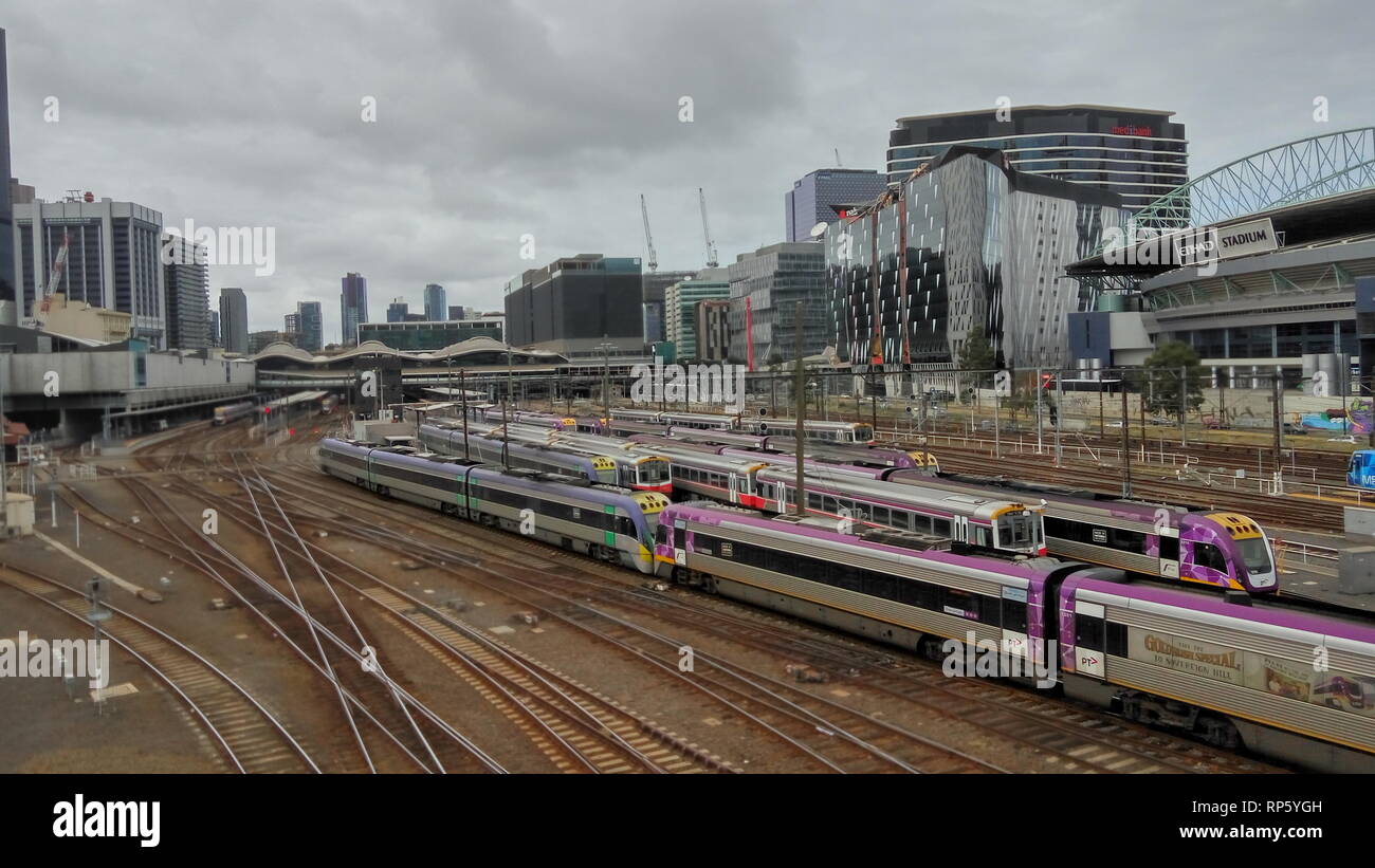 Züge in Melbourne Central Railway Station Stockfoto