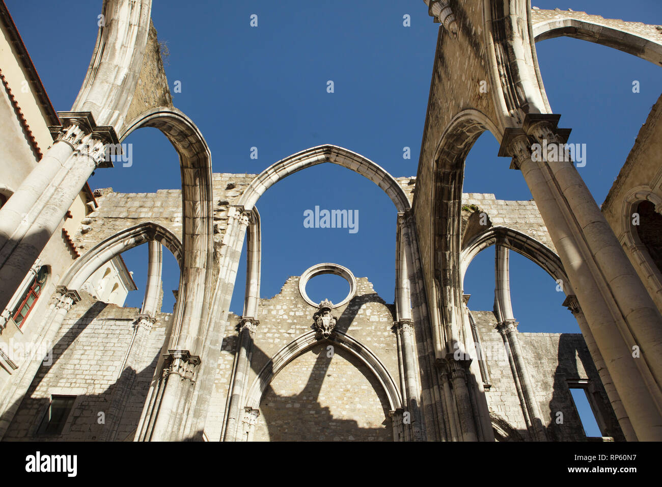 Zerstörte Kirche des ehemaligen Carmo Kloster (Convento do Carmo) in Lissabon, Portugal. Die Kirche wurde in der Großen Erdbeben von Lissabon im Jahr 1755 zerstört und nie wieder hergestellt. Stockfoto