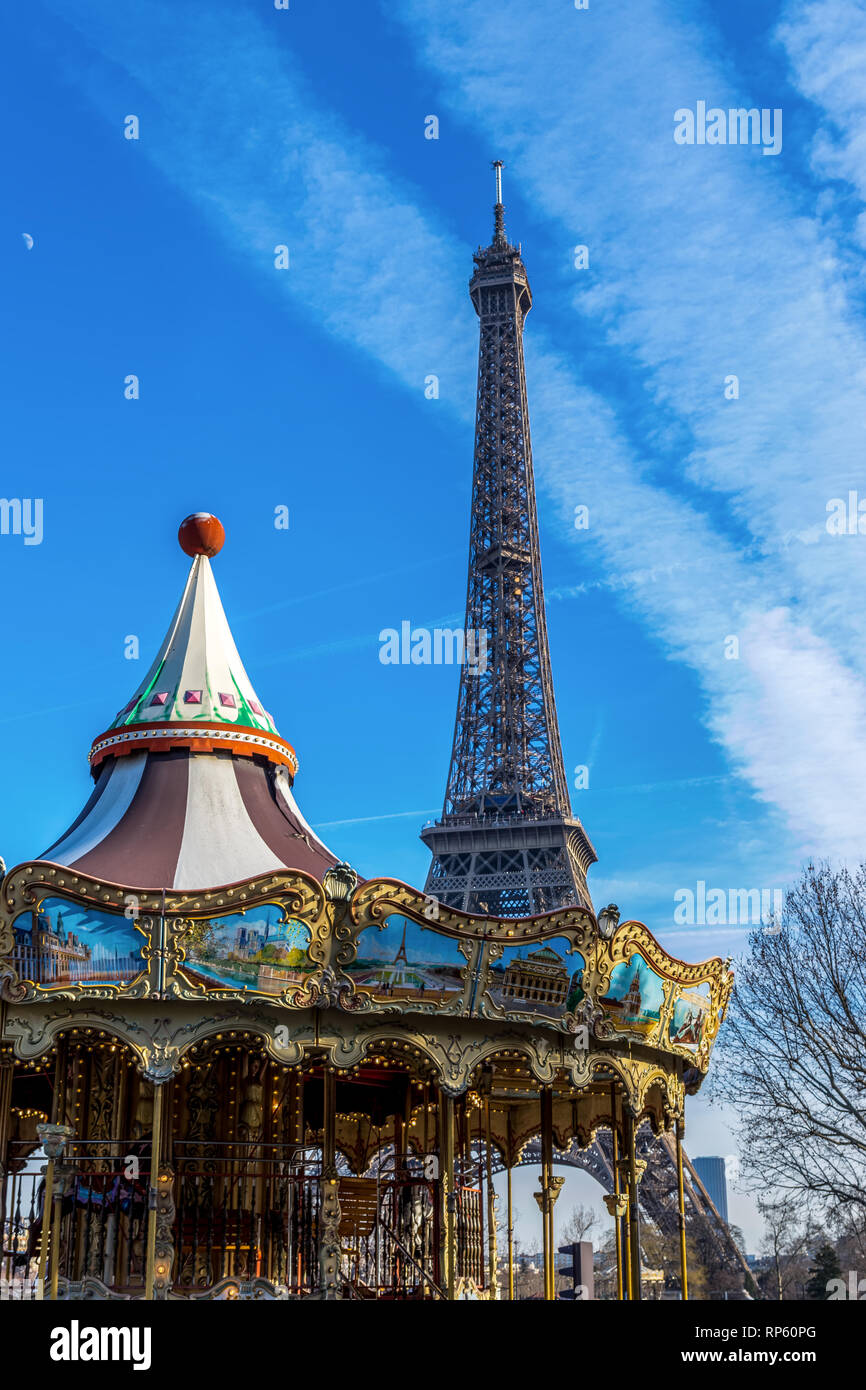 Eiffelturm und Karussell in Paris. Stockfoto