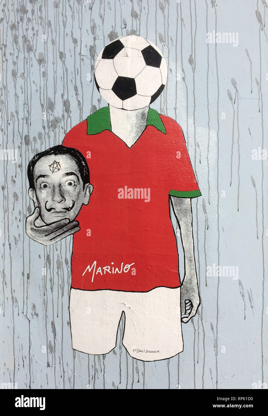 Fußball Spieler, der Leiter der Spanischen surrealistischen Maler Salvador Dali in der Papier- Collage von der brasilianischen Künstlerin Nelsinho Marino (2019) in Lissabon, Portugal, dargestellt. Stockfoto