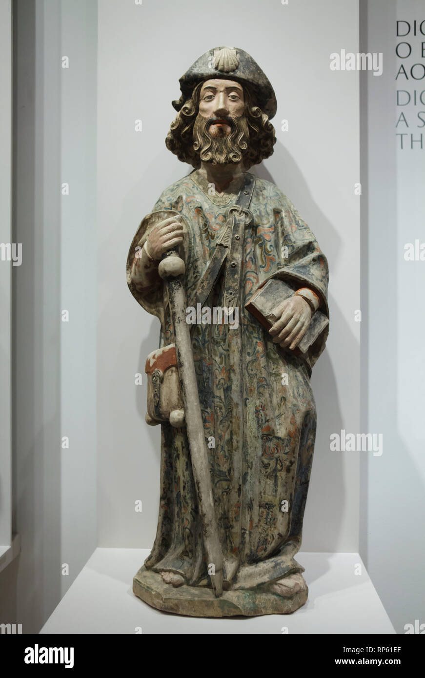 Der hl. Jakobus. Polychrome Kalkstein Statue zu portugiesischen gotischen master Diogo Pires-o-Velho (1475-1500) auf der Anzeige in das Nationalmuseum für Alte Kunst (Museu Nacional de Arte Antiga) in Lissabon, Portugal, zugeschrieben. Stockfoto