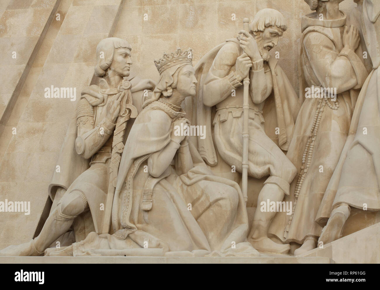 Peter Herzog von Coimbra mit seiner Mutter Königin Philippa von Lancaster und Portugiesische Entdecker und Schriftsteller Fernão Mendes Pinto (von links nach rechts dargestellt) auf das Denkmal der Entdeckungen (Padrão dos Descobrimentos) entworfen von Portugiesische Bildhauer Leopoldo de Almeida (1960) am Ufer des Tejo in Belém in Lissabon, Portugal. Stockfoto