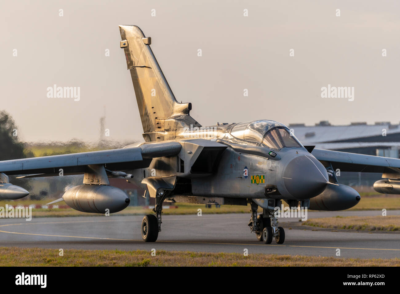 Royal Air Force Panavia Tornado GR4 Fighter jet Rollen wieder nach der Teilnahme an der RAF Tornado Farewell Tour mit dem Titel FINale. Zurück Rollen spät Stockfoto