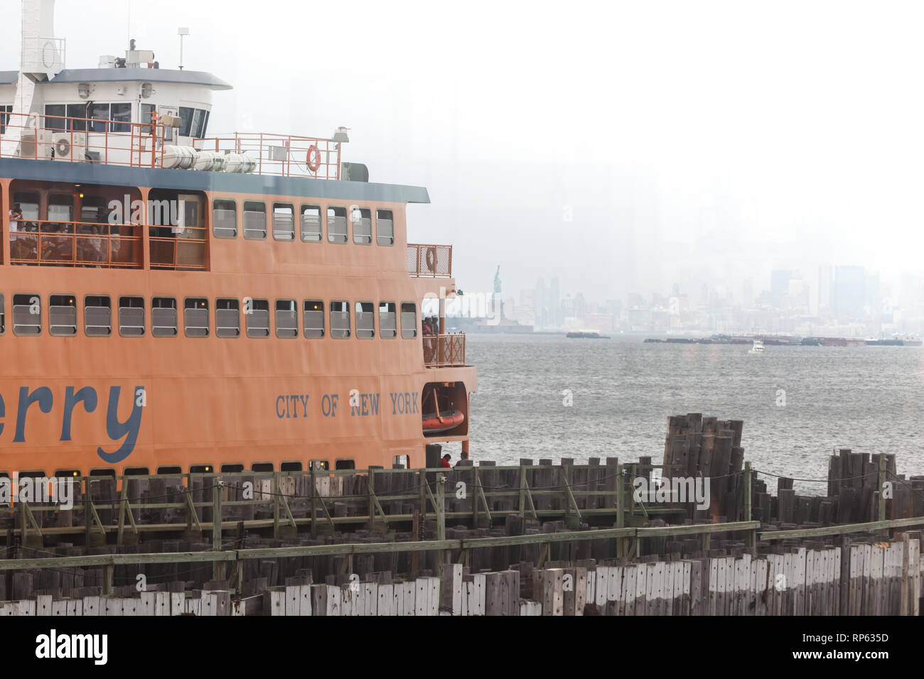 Lower Manhattan Fähre Landung in New York City mit orange Passagierfähre Stockfoto