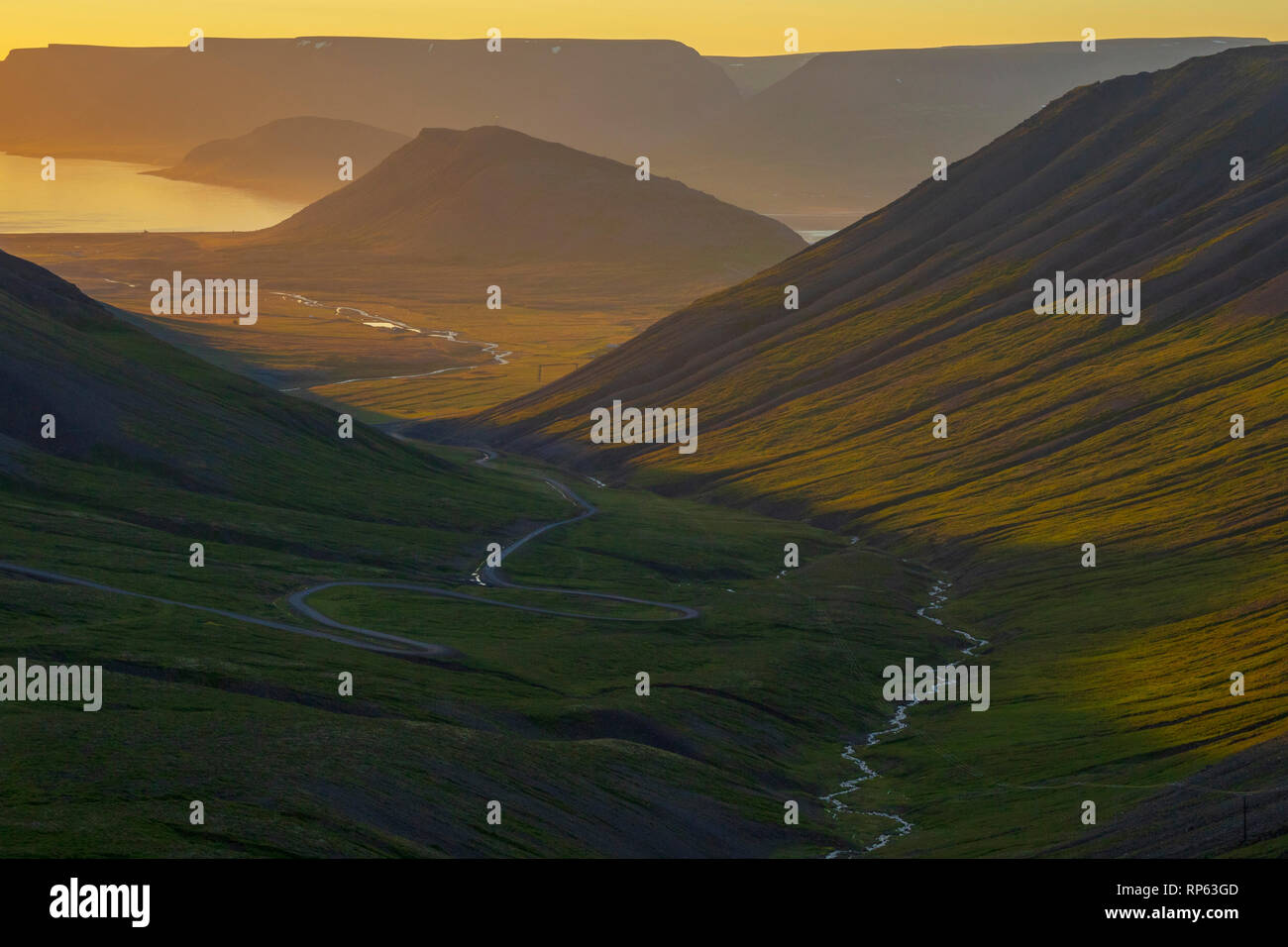 Abendlicher Blick aus Hrafnseyrarheidi Mountain Road in Richtung Pingeyri und Dyrafjordur Fjord, Westfjorde, Island. Stockfoto
